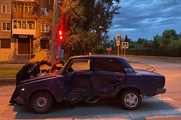 В Абакане 18-летний «чайник» на ВАЗе устроил ДТП, повернув с правого ряда налево