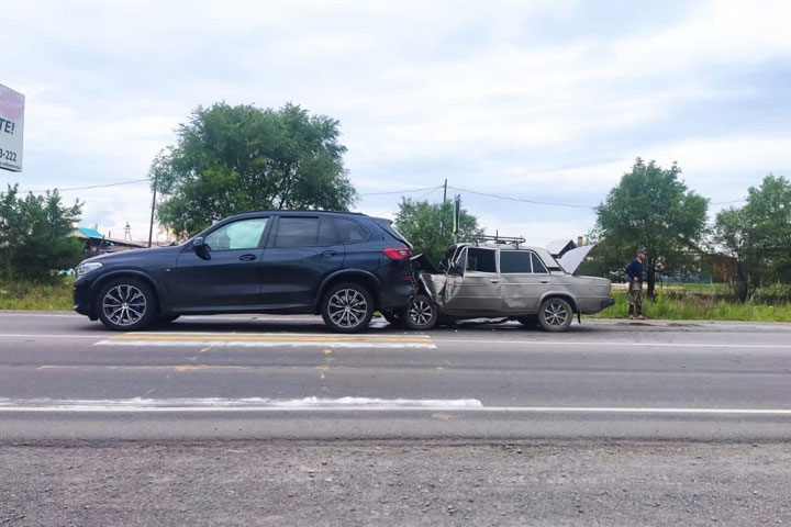 В Алтайском районе 19-летний водитель ВАЗа протаранил BMW X5