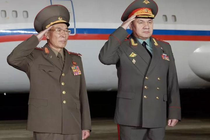 Минобороны: Российская военная делегация во главе с Шойгу прибыла в КНДР