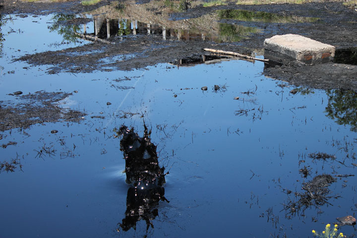 В Усть-Абакане произошел разлив нефтепродуктов