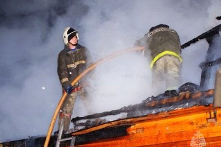 В Ширинском районе горел строительный вагончик 