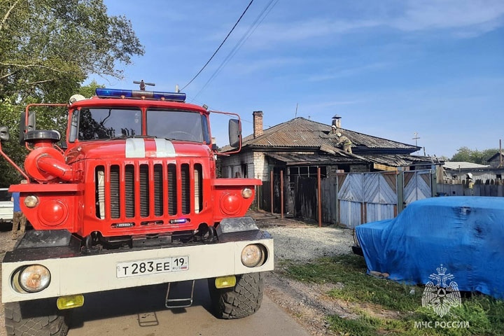 В Хакасии из-за курения чуть не сгорел дом