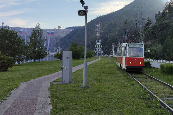 Внимание: трамвайчик на Саяно-Шушенской ГЭС пассажиров не берет