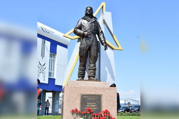 Глава Хакасии открыл памятник Герою Советского Союза