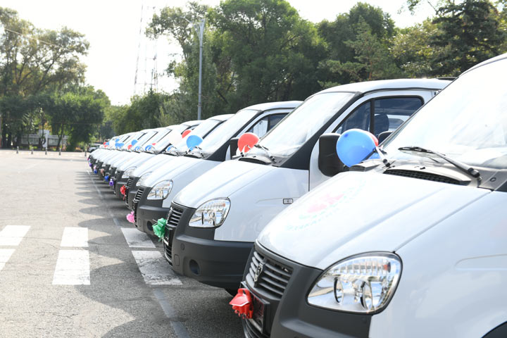 Правительство Хакасии подарило еще два десятка автомобилей многодетным семьям