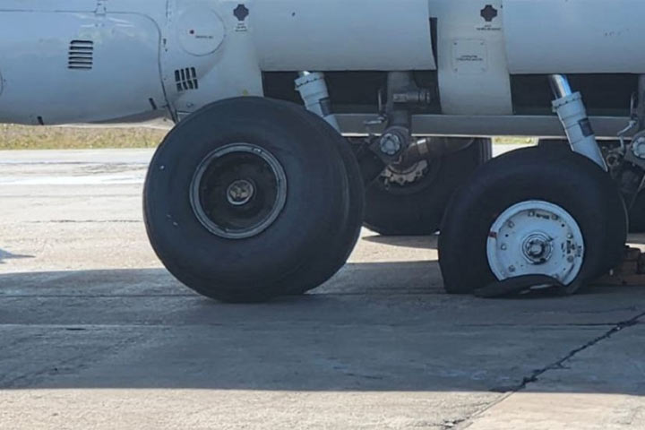 Грузовой самолет «Чебурашка» при посадке повредил шасси