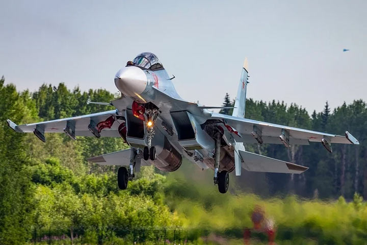 Появилось видео падения истребителя Су-30 в Калининградской области