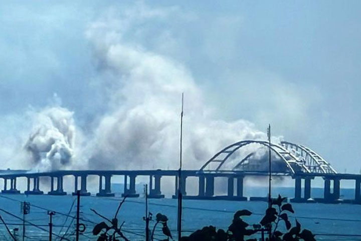 Отбитая атака на Крымский мост: Зеленского накрыл «псих», и он приказал «зафигачить еще раз»
