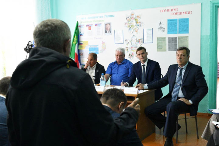Глава Хакасии провел открытый диалог с жителями сел Алтайского района