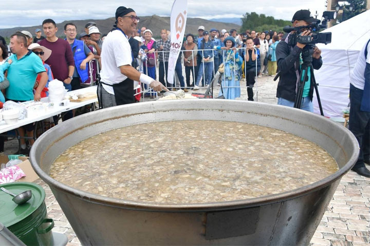 Праздник: в республике особым супом из баранины накормили более 2  тысяч человек