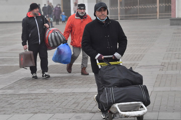 Мигранты готовятся покинуть Россию.  Спасение пришло откуда не ждали