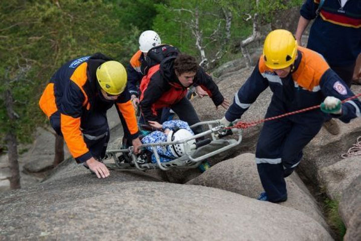Спасатели помогли травмированному туристу спуститься с Боруса