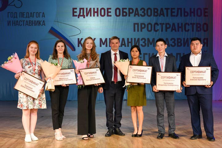 Правительство Хакасии вручило жилищные сертификаты молодым педагогам 