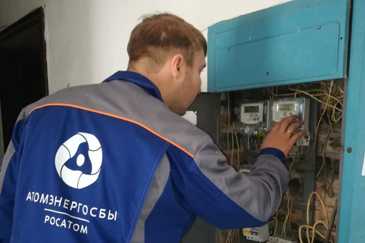 АтомЭнергоСбыт в Хакасии впервые установил «умные» электросчетчики в многоквартирных домах