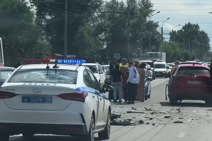 По Мира в Абакане столкнулись три автомобиля - ВИДЕО