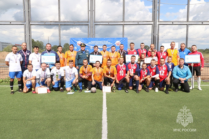 Золото у МЧС, серебро у УФСИН, бронза у Росгвардии - в Хакасии прошли соревнования по мини-футболу