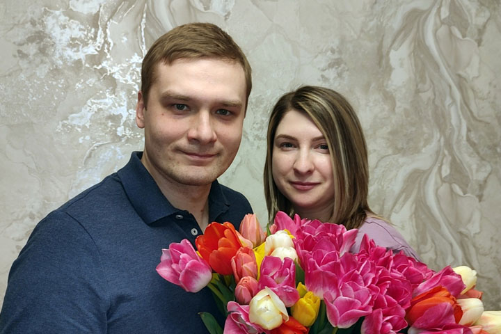 Глава Хакасии поздравил женщин и выложил фото с супругой 