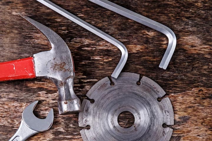 Житель Черногорска украл инструменты из строительного вагончика 