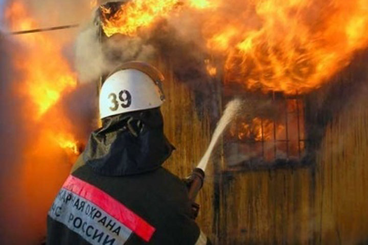 В Хакасии ночью загорелся дачный дом 