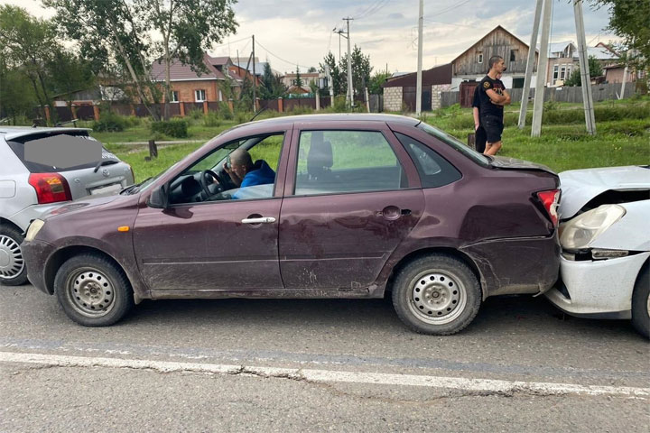 В Абакане собрался «паровозик» из четырех машин, есть пострадавшая