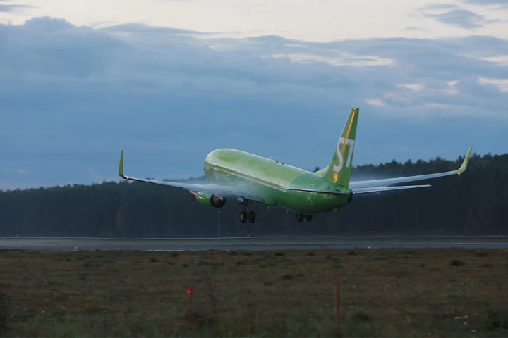 Пьяный дебошир заставил самолет совершить экстренную посадку в Красноярске