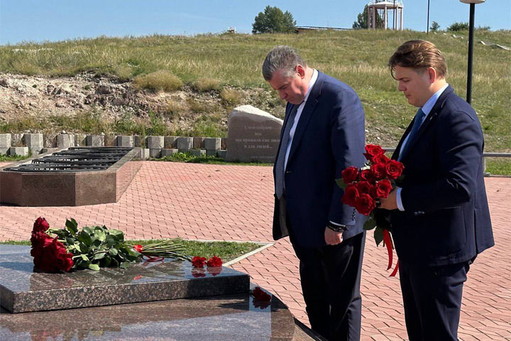 Леонид Слуцкий почтил память воинов Хакасии