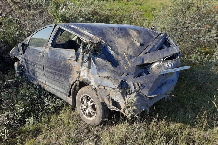 В Хакасии водитель и пассажирка Toyota Wish пострадали, перевернувшись на машине