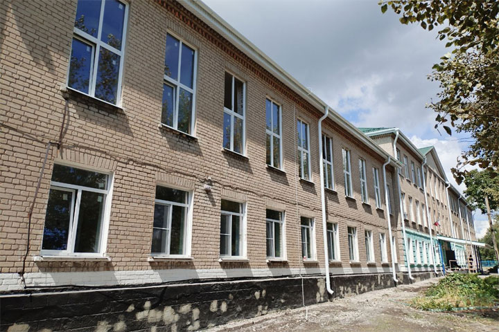 Минстрой Хакасии: Школа в Червонопартизанске ЛНР готова к новому учебному году