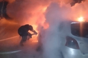 В столице Хакасии пожарные тушили автомобиль