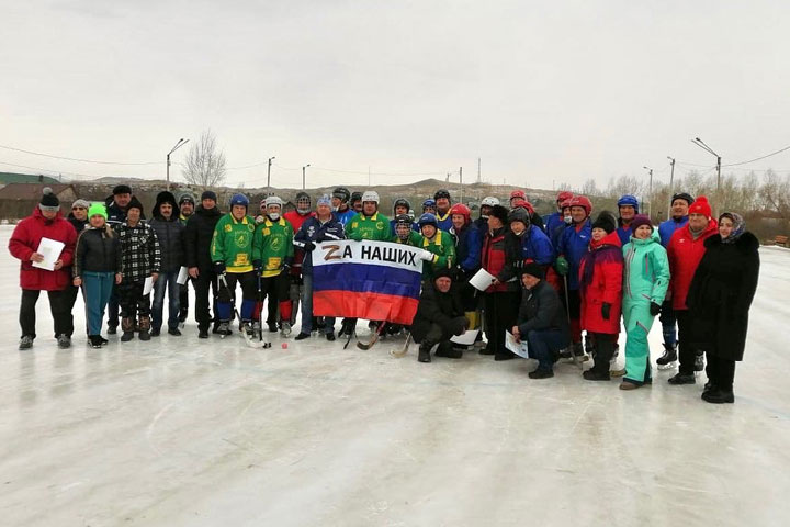 В Хакасии впервые прошел турнир по хоккею с мячом среди ветеранов 