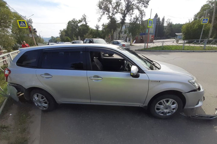 В Саяногорске пожилой водитель на Toyota Corolla протаранил пикап