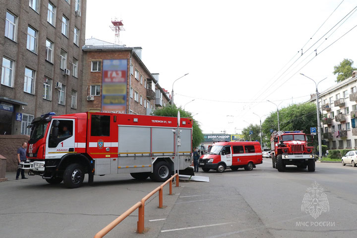 Пожарные эвакуировали полицейских Абакана из здания УМВД 