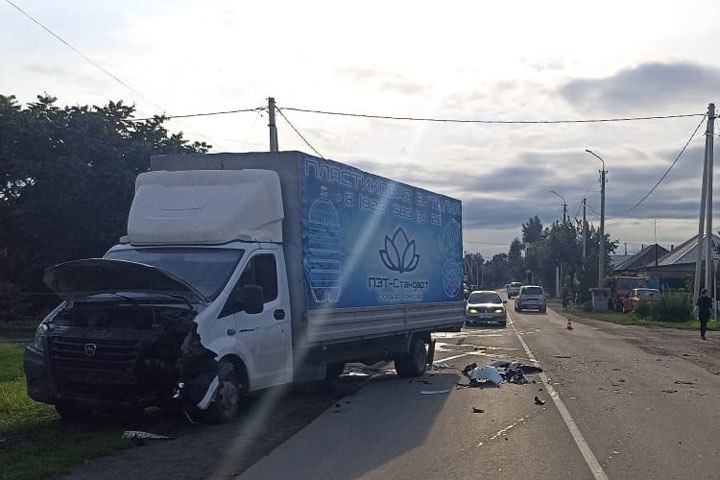 В Абакане ГАЗ взял на таран Mercedes-Benz