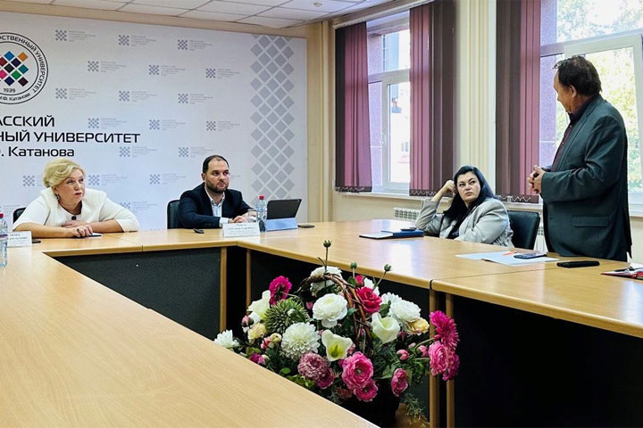 В Хакасском госуниверситете прошла встреча с профессором Александром Мажугой