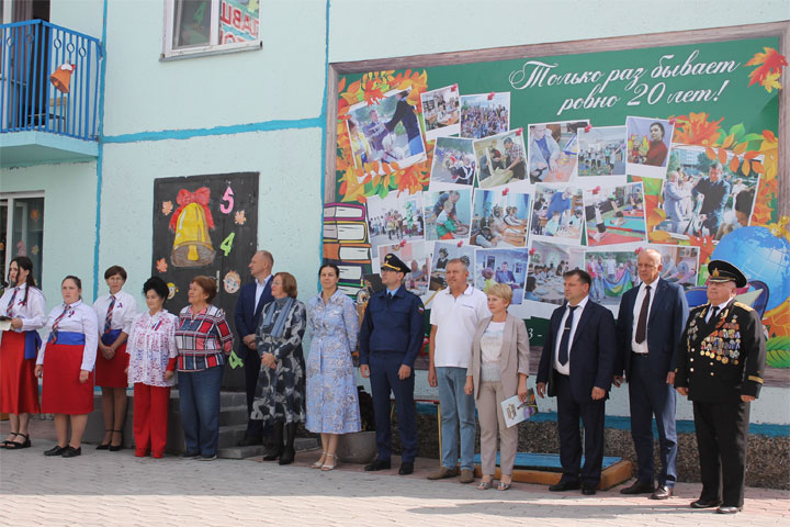В Хакасии для детей с нарушениями слуха прошла юбилейная торжественная линейка
