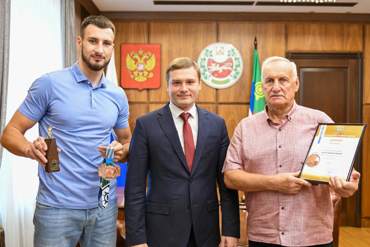 Глава Хакасии встретился с боксером Сергеем Слободяном и его тренером 