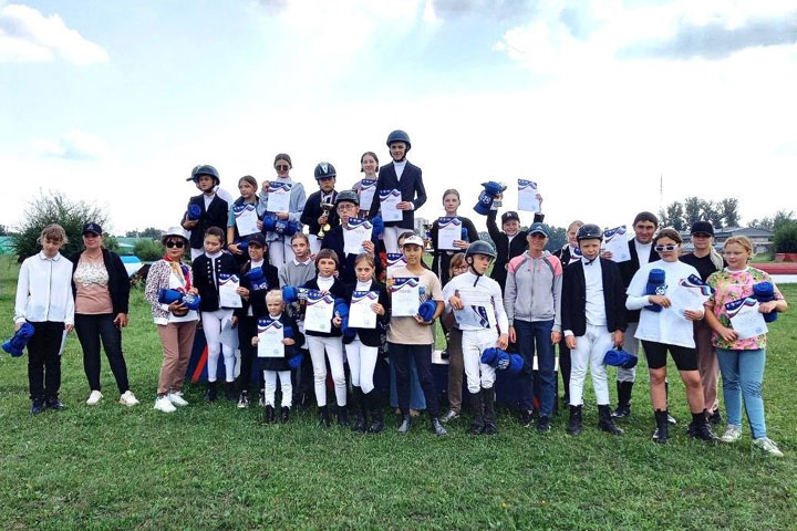 Инклюзивные соревнования по конному спорту прошли в Хакасии