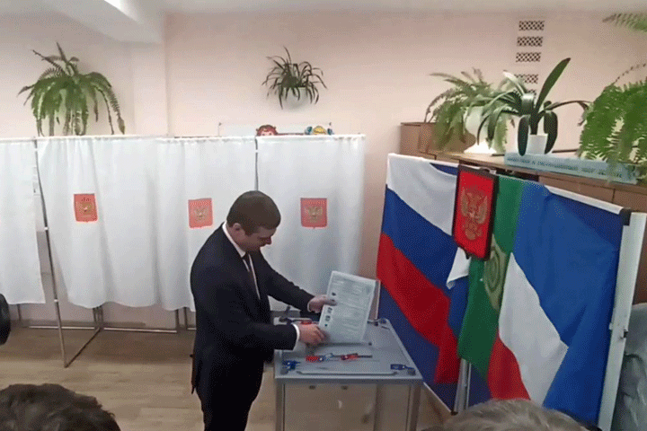 Глава Хакасии Валентин Коновалов проголосовал на своем участке