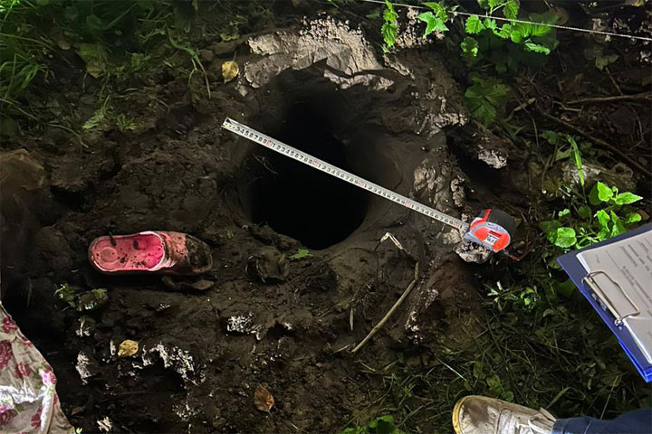 Девочка провалилась в яму для установки столбов и умерла