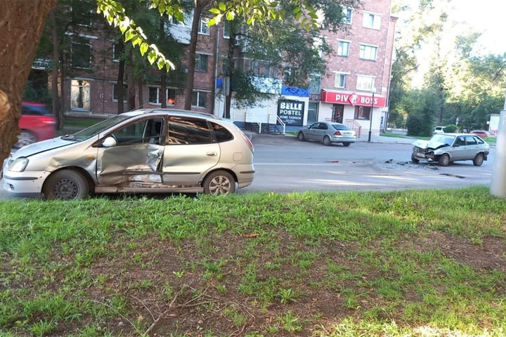 По Чертыгашева в Абакане произошло столкновение, водитель ВАЗ получил травмы