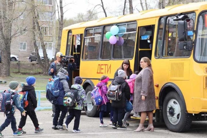 В Алтайском районе школьников к местам учебы подвозят 14 автобусов