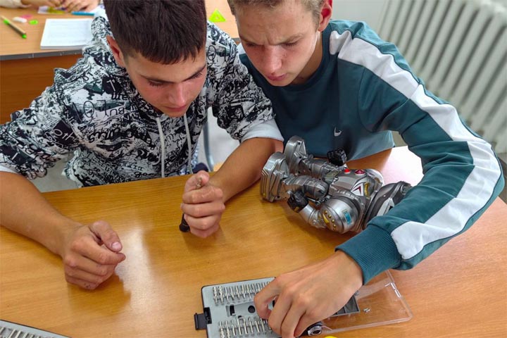 Девятиклассники сельской школы в Хакасии готовятся стать инженерами