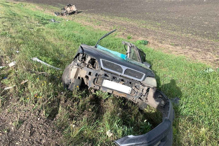 Иномарку разорвало на части в смертельном ДТП с грузовиком