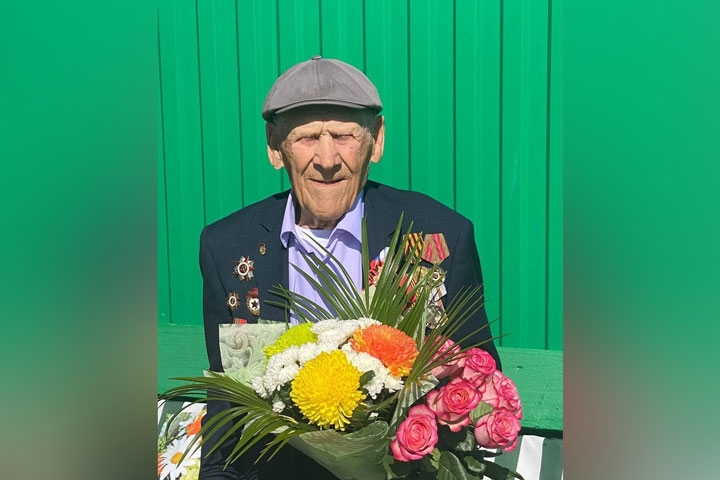 В Орджоникидзевском районе ветеран войны отпраздновал 98-й день рождения