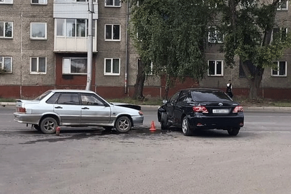 В Абакане по Пушкина  автомобиль Toyota Corolla столкнулся с ВАЗом