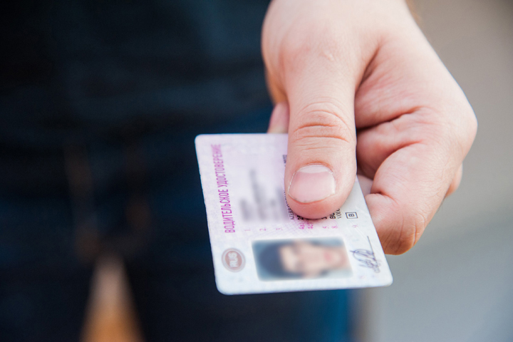 В Хакасии улетевший в кювет водитель предъявил водительские права на имя женщины 