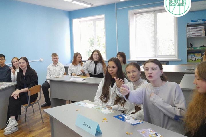 В школах Хакасии проходят еженедельные занятия профориентационного курса 