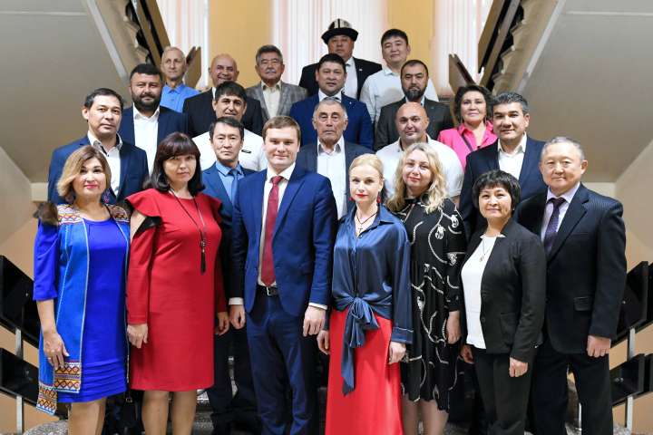 Глава Хакасии встретился с представителями национальных объединений
