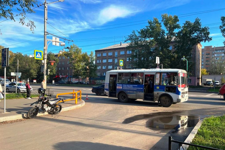 В Абакане мотоцикл столкнулся с отъезжающим от остановки ПАЗом 