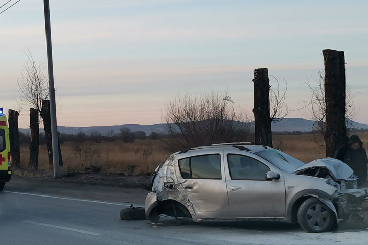 Между Абаканом и Черногорском автоледи на Renault Sandero улетела в кювет 